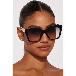 Being Petty Square Frame Chain Detail Sunglasses‎ Black/Gold
